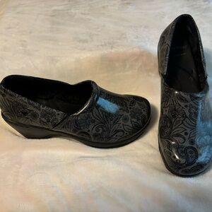 Nurse Mate Shoes Size 11 Wide Black and Grey Patent Leather